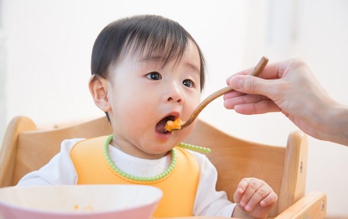Nên cho con ăn dặm khi tròn 6 tháng tuổi để cung cấp đủ dinh dưỡng