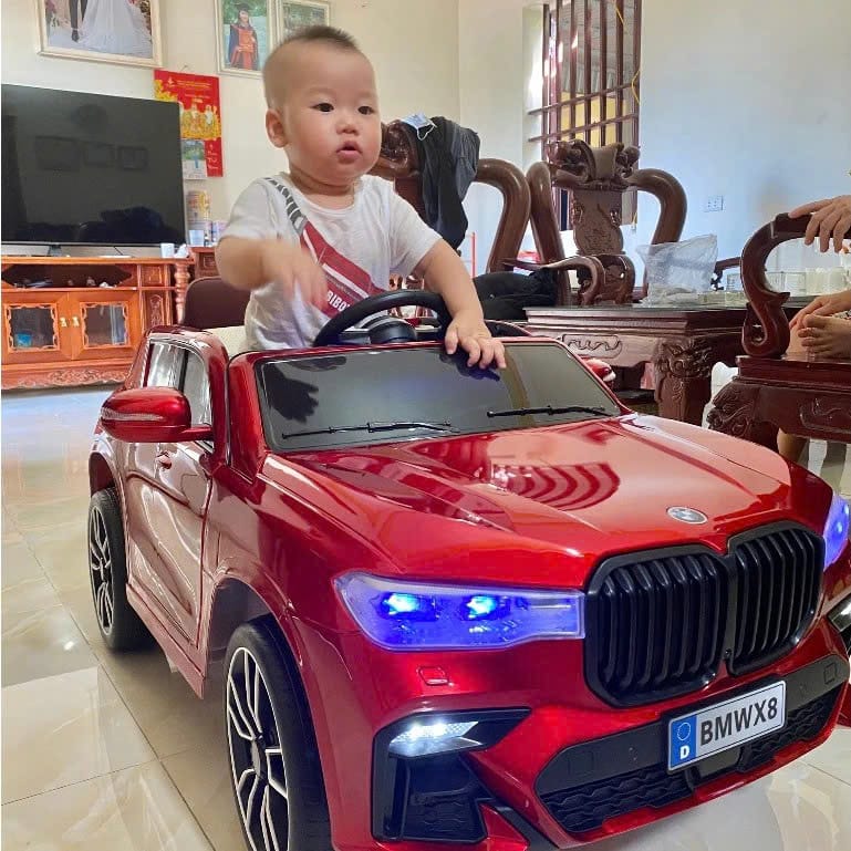Ô tô điện trẻm em BMW X8 bánh cao su ghế da