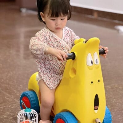 Xe chòi chân sâu Larva ngộ nghĩnh