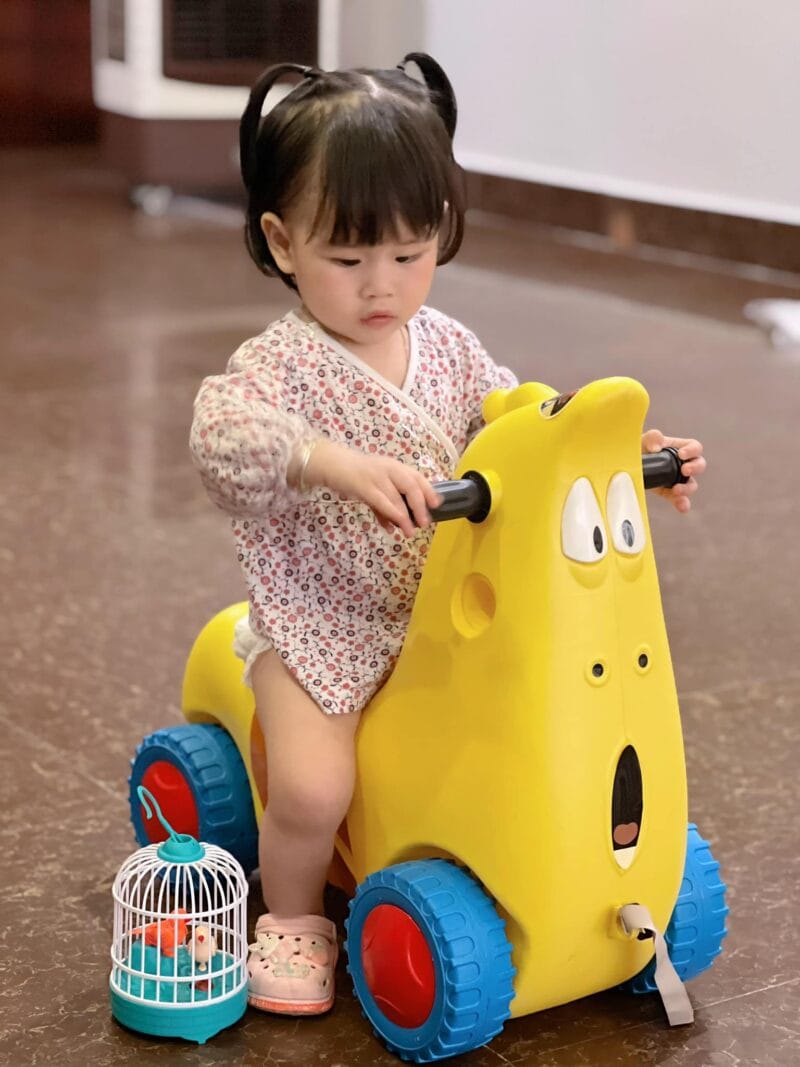 Xe chòi chân sâu Larva ngộ nghĩnh