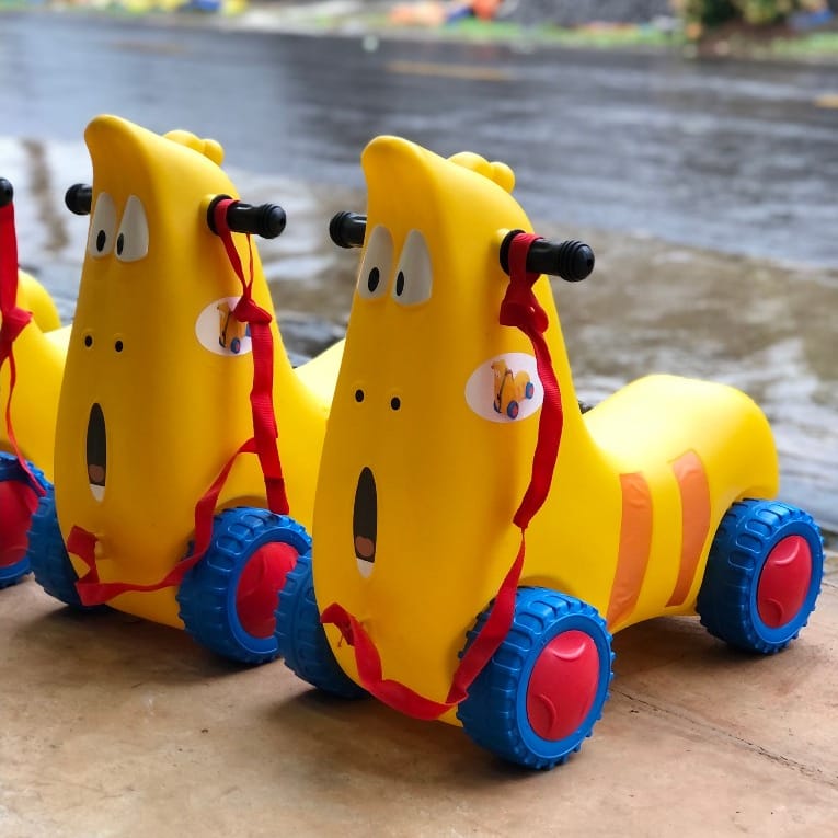 Xe chòi chân sâu Larva ngộ nghĩnh